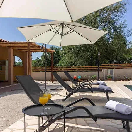 Mit Privatpool Fuer 7 Personen Ca 160 Qm In Sveti Bartul, Istrien Bucht Von Rasa Holiday home *