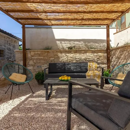 Mit Privatpool Fuer 7 Personen Ca 160 Qm In Sveti Bartul, Istrien Bucht Von Rasa
